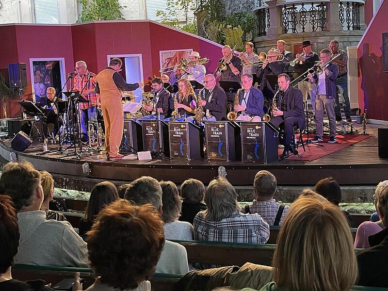 Zu Gast auf der Freilichtbühne in Maßbach war das Blue Train Orchestra, eine Bigband, die an der Bamberger Musikschule angesiedelt ist.