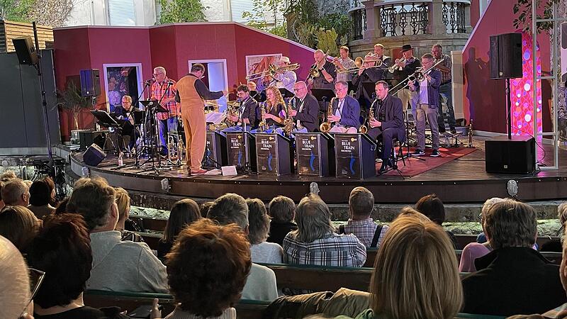 Zu Gast auf der Freilichtb&uuml;hne in Ma&szlig;bach war das Blue Train Orchestra, eine Bigband, die an der Bamberger Musikschule angesiedelt ist.