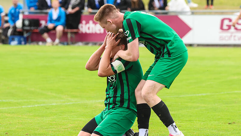 Emotionaler Jubel: Der TSV Neukenrother Felix Maurer (am Boden) schoss das zwischenzeitliche 2:1 und beendete damit seine Torflaute. Zuletzt traf er im April dieses Jahres beim 3:1-Sieg gegen Kemmern.