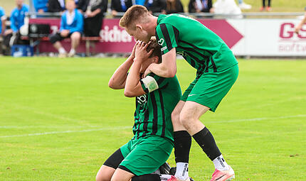 Emotionaler Jubel: Der TSV Neukenrother Felix Maurer (am Boden) schoss das zwischenzeitliche 2:1 und beendete damit seine Torflaute. Zuletzt traf er im April dieses Jahres beim 3:1-Sieg gegen Kemmern.