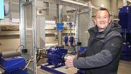 Wassermeister Willi Kraft zeigt stolz die neuen Pumpanlagen. Sie haben eine Förderleistung von 120 Litern pro Sekunde.Forchheim & Fränkische Schweiz