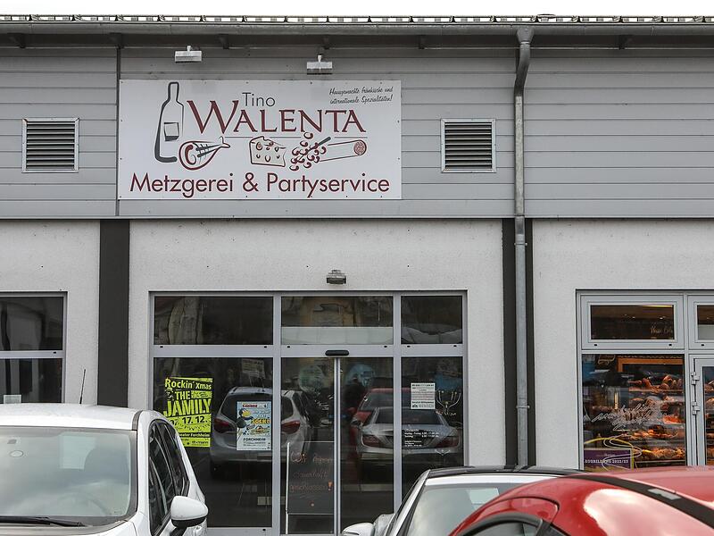 &bdquo;Wir haben dauerhaft geschlossen&ldquo;, steht auf dem Schild hinter der verschlossenen T&uuml;r in der Bayreuther Stra&szlig;e in Forchheim.Forchheim & Fr&auml;nkische Schweiz