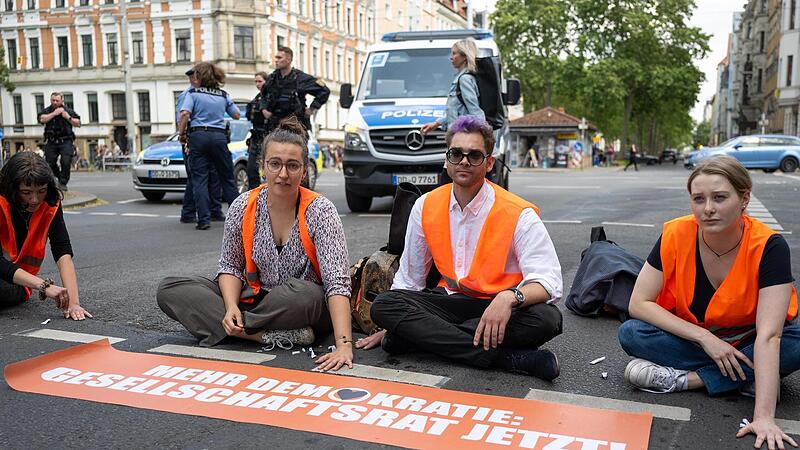 Klimaaktivisten der „Letzten Generation“ haben in Bayreuth – wie hier in Leipzig – eine mehrspurige Straße blockiert.