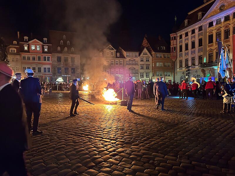 Fackelzug des Coburger Convents &ndash; die Fackeln wurden diesmal nicht in die Mitte des Marktplatzes geworfen, sondern in Feuerschalen abgelegt