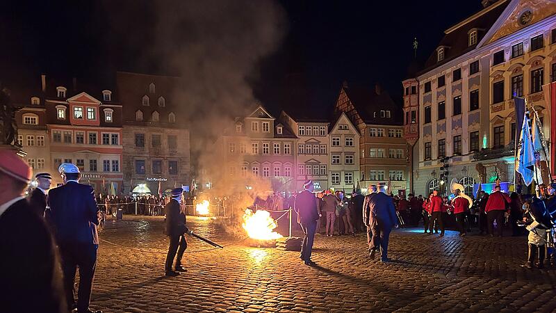 Fackelzug des Coburger ConventsFackelzug des Coburger Convents Fackelzug des Coburger Convents – die Fackeln wurden diesmal nicht in die Mitte des Marktplatzes geworfen, sondern in Feuerschalen abgelegt