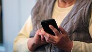 Seniorin mit Handy
