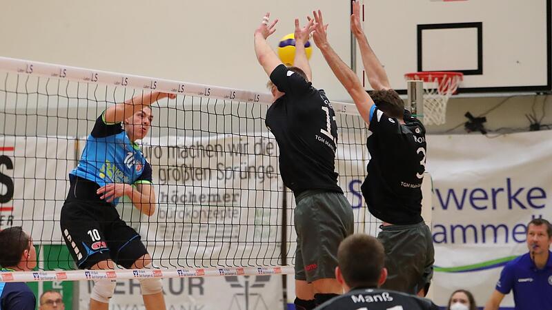 Weil unter anderem Nils Rehmeier (links) auszufallen droht, k&ouml;nnte Severin Hauke (Nr. 10) von der Angreifer- auf die Mittelblock-Position gezogen werden.