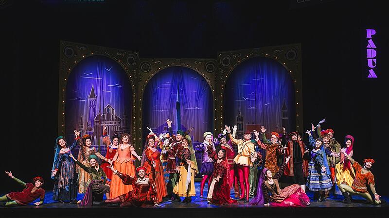 &bdquo;Kiss me Kate&ldquo; mit der Musik von Cole Porter feierte Premiere im Globe Coburg. Regie f&uuml;hrte Fred Seiler. Mit einem gro&szlig;en Darstellerensemble, mit Chor und Ballett entstehen auch eindringliche Massenszenen.