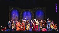 „Kiss me Kate“ mit der Musik von Cole Porter feierte Premiere im Globe Coburg. Regie führte Fred Seiler. Mit einem großen Darstellerensemble, mit Chor und Ballett entstehen auch eindringliche Massenszenen. „Kiss me Kate“ mit der Musik von Cole Porter feierte Premiere im Globe Coburg. Regie führte Fred Seiler. Mit einem großen Darstellerensemble, mit Chor und Ballett entstehen auch eindringliche Massenszenen.