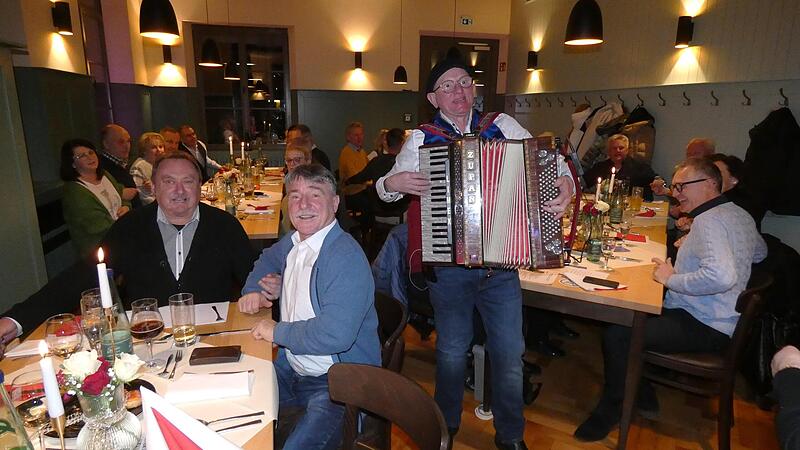 Beim  &bdquo;St&auml;rkeantrinken&ldquo; in der neu gestalteten Bahnhofsgastst&auml;tte sorgten  Bernd H&auml;ndel und Siggi Stadter an der &bdquo;Quetschen&ldquo;  (im Bild) f&uuml;r ausgelassene Stimmung.