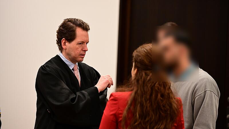 Nach einem Messerangriff in einer Asylunterkunft in Baiersdorf ist nun ein Urteil am Landgericht N&uuml;rnberg-F&uuml;rth gefallen. Im Foto: Rechtsanwalt Marcus Fischer aus Erlangen (links) im Gespr&auml;ch mit dem Angeklagten.