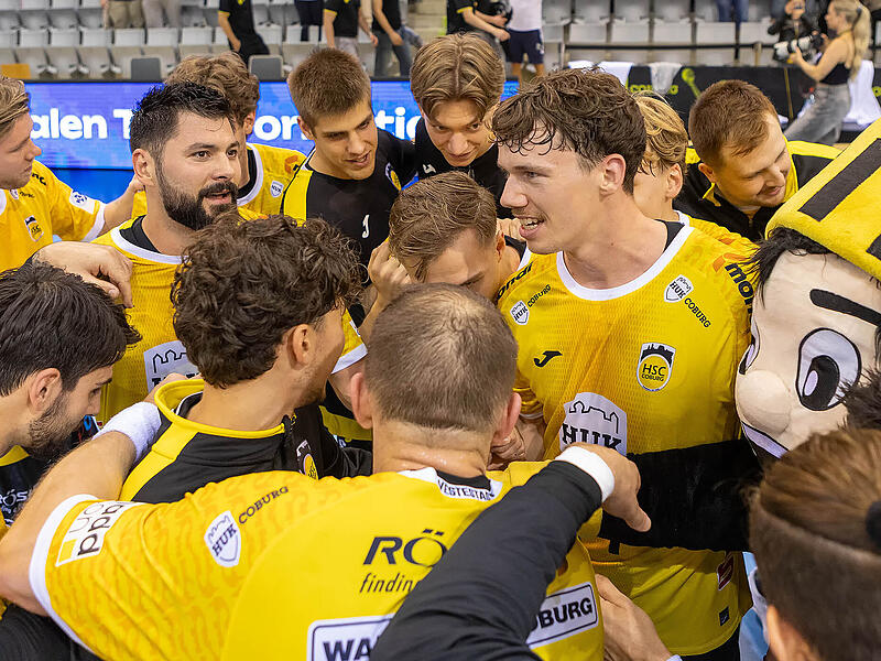 F&uuml;r Sven We&szlig;eling (Mitte, links von Maskottchen Vestus) und Tin Kontrec (Mitte, mit Bart) ist das Gastspiel in der Merkur-Arena am Freitagabend die R&uuml;ckkehr an die alte Wirkungsst&auml;tte.