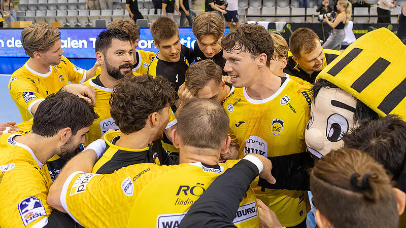 Für Sven Weßeling (Mitte, links von Maskottchen Vestus) und Tin Kontrec (Mitte, mit Bart) ist das Gastspiel in der Merkur-Arena am Freitagabend die Rückkehr an die alte Wirkungsstätte. Für Sven Weßeling (Mitte, links von Maskottchen Vestus) und Tin Kontrec (Mitte, mit Bart) ist das Gastspiel in der Merkur-Arena am Freitagabend die Rückkehr an die alte Wirkungsstätte.