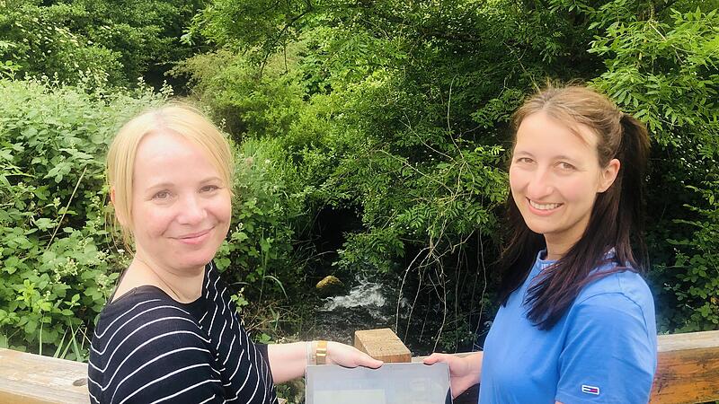 Marie Aschenbrenner (links) und Projektleiterin Dr. Madlen M&uuml;ller-Wuttke haben Wasserpegel per Tablet stets unter Kontrolle: hier an der Messstelle an der Nassach.