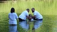 Täuflinge empfingen am Sonntag im eiskalten Wasser der Aisch die Taufe durch zwei Pastoren des „Missionswerks Zion e.V.“, das momentan auf den Höchstadter Aischwiesen seine Zelte aufgeschlagen hat.
