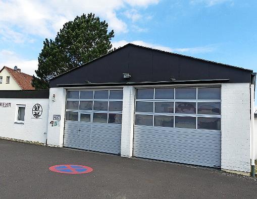 Das Feuerwehrhaus wird umgebaut und erhält als neuen Nachbarn ein Dorfgemeinschaftshaus. Bei der Bürgerversammlung in Ebenhausen zeigte Bürgermeister Nico Rogge auch die Pläne für das Großprojekt in der Dorfmitte.