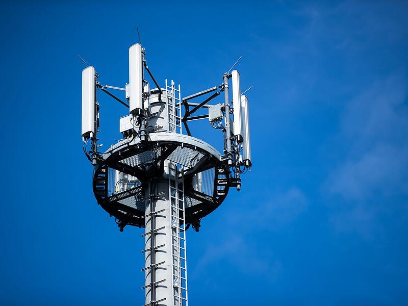 Antennen von Mobilfunkanbietern auf einem Mobilfunkmast