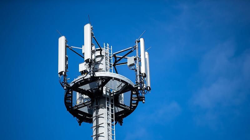 Antennen von Mobilfunkanbietern auf einem Mobilfunkmast