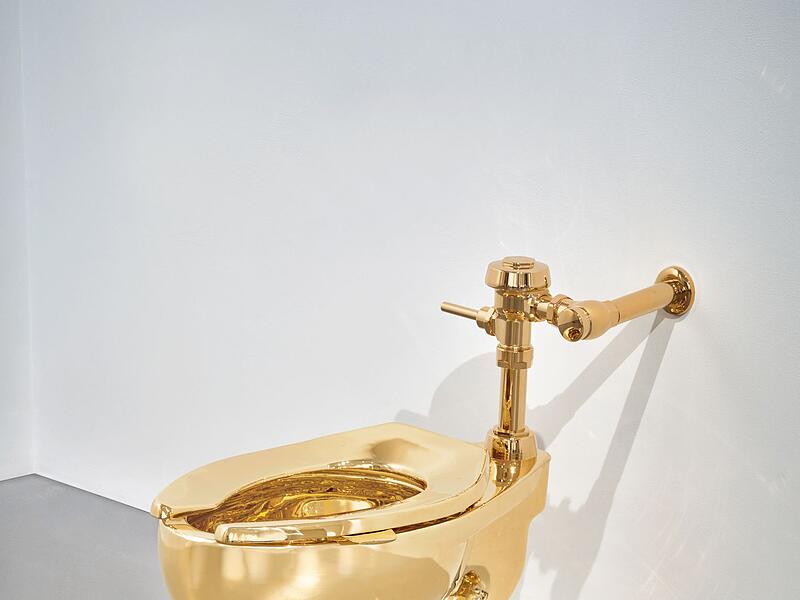 Teures goldenes Klo bei Auktionen in New York versteigert