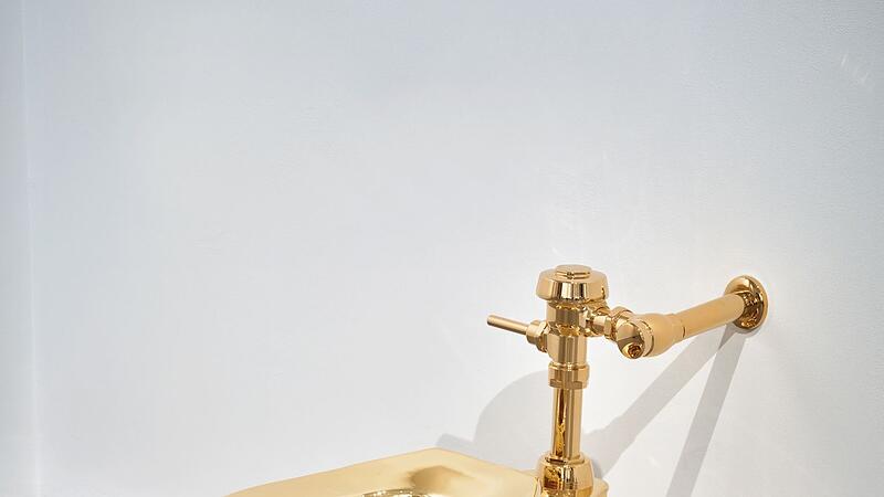 Teures goldenes Klo bei Auktionen in New York versteigert