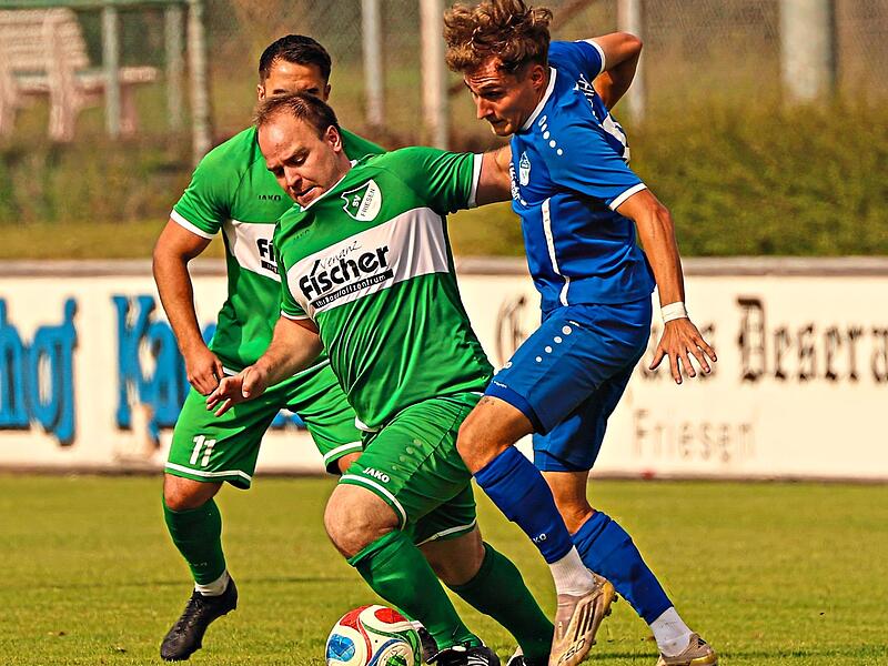 Im Mittelfeld beharken sich der Friesener Felix Müller (in Grün) und Tim Dotterweich vom FC Oberhaid. H. Weiß Im Mittelfeld beharken sich der Friesener Felix Müller (in Grün) und Tim Dotterweich vom FC Oberhaid. H. Weiß