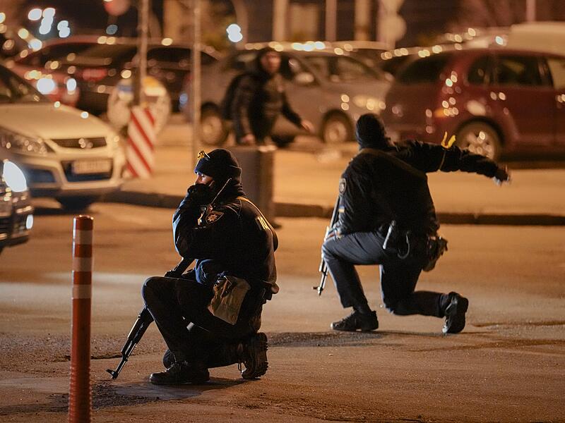 Ukrainische Polizisten weisen einem Reisenden während eines Luftalarms den Weg zum Bahnhofsterminal in Kiew. Die Explosionen und Schüsse, die das Leben seit Beginn der Invasion in der vergangenen Woche gestört haben, schienen über Nacht in der Umgebung von Kiew nachzulassen, als sich ukrainische und russische Delegationen am Montag an der ukrainischen Grenze zu Weißrussland trafen.