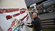 Die Wimmelbacher Anwohner Christian Mauser (oben) und Jonas Kraus machen an der B470 mit Plakaten auf ihre Forderungen aufmerksam.Forchheim & Fränkische Schweiz