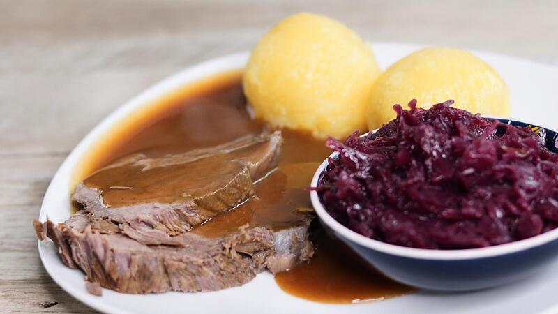 Fränkischer Sauerbraten wird traditionell mit Klößen und Blaukraut serviert.