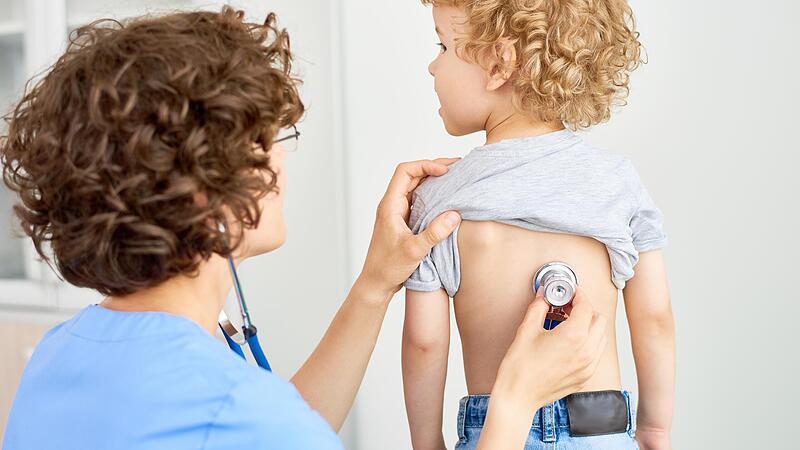 In den bayerischen Kinderkliniken kommt gerade vieles zusammen:   das RSV-Virus, erkrankte  Mitarbeiter und systemische M&auml;ngel.