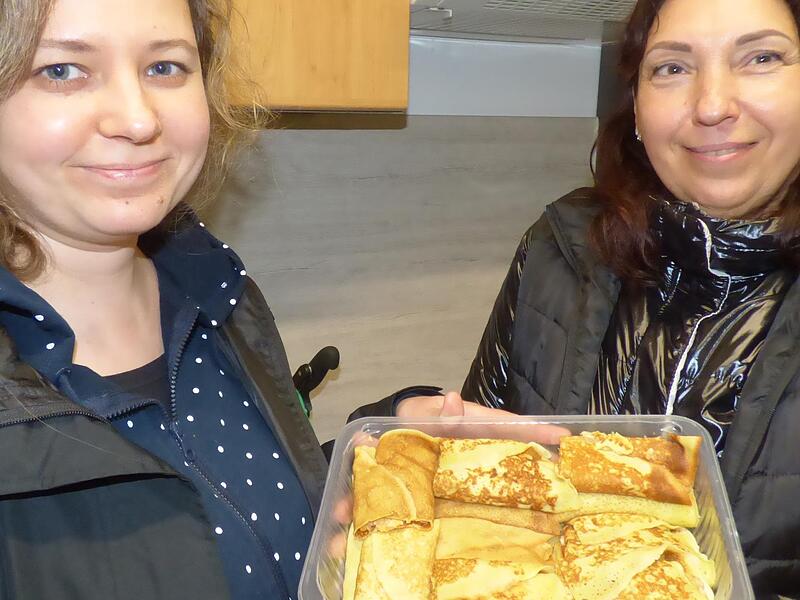 Nataliia Pomezan (r.) und Natalliia Borzenkova mit herzhaften Pfannkuchen