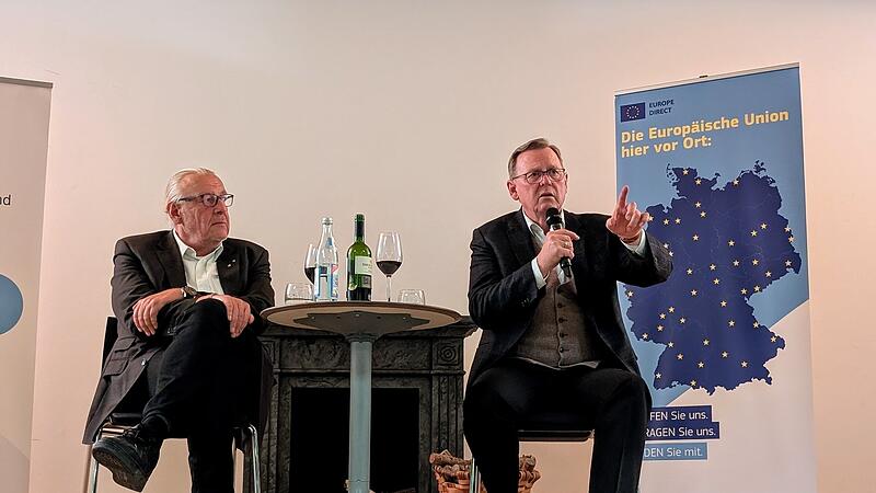 Norbert Kastner und Bodo Ramelow sprechen im Pfarrzentrum Sankt Augustin unter anderem &uuml;ber die Wahlergebnisse in Ostdeutschland.