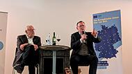 Norbert Kastner und Bodo Ramelow sprechen im Pfarrzentrum Sankt Augustin unter anderem über die Wahlergebnisse in Ostdeutschland.