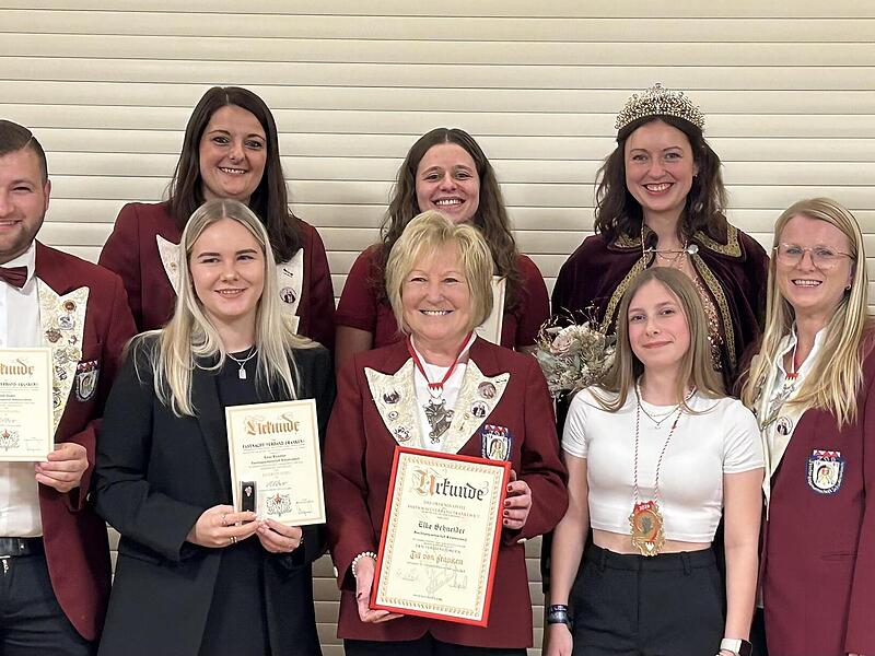Hinten von links: Vorsitzender Tobias Rojek mit Elena Kippes, Annika Martin, Julia Breitenbach, vorne: Janek Vogler, Luisa Biemüller, Elke Schneider, Johanna Heim, Yvonne Jürgen (2. Vorsitzende) und Cedric Ebeling. Hinten von links: Vorsitzender Tobias Rojek mit Elena Kippes, Annika Martin, Julia Breitenbach, vorne: Janek Vogler, Luisa Biemüller, Elke Schneider, Johanna Heim, Yvonne Jürgen (2. Vorsitzende) und Cedric Ebeling.