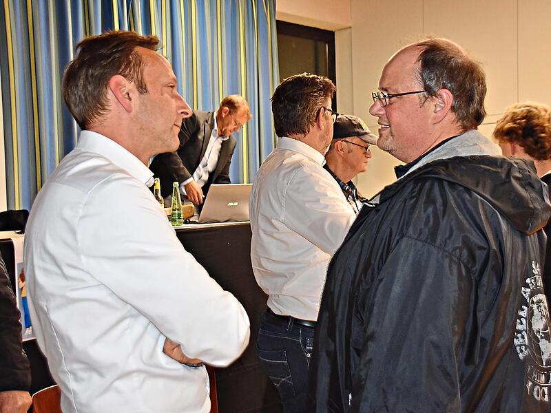 Bürgermeister Robert Bosch (links) im Bürgergespräch. Bürgermeister Robert Bosch (links) im Bürgergespräch.