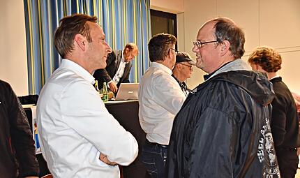 B&uuml;rgermeister Robert Bosch (links) im B&uuml;rgergespr&auml;ch.