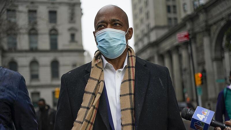 Eric Adams ist seit dem 1. Januar Bürgermeister von New York. Er will einen erneuten Lockdown in der Millionen-Metropole unbedingt vermeiden. Eric Adams ist seit dem 1. Januar Bürgermeister von New York. Er will einen erneuten Lockdown in der Millionen-Metropole unbedingt vermeiden.