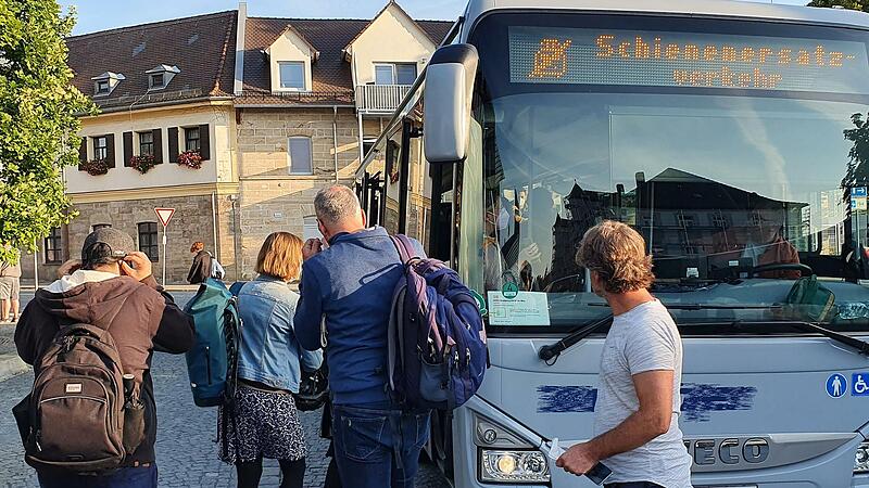 Die erste Hürde erwartet die Zugpendler bereits am Forchheimer Bahnhof: Wie findet man den richtigen Ersatzbus in Richtung Domstadt?Forchheim & Fränkische Schweiz