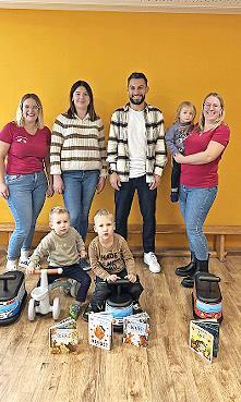 Jule Spahn, Jennifer Klassen, Yanik Berberich und Franziska Gerhard mit einigen Krippenkindern.