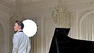 Pianist Chun Chieh Yen bei seinen Aufnahmen im Wei&szlig;en Saal in Bad Kissingen.