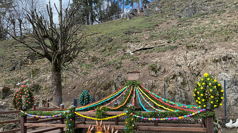 In Obertrubach wurde die Trubachquelle mit bunten Eiern beh&auml;ngt.