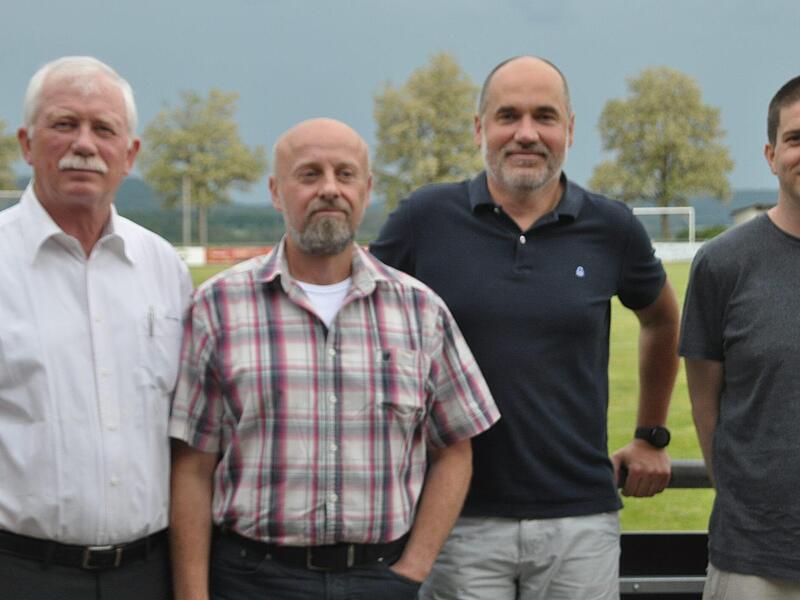 Für 25 Jahre Mitgliedschaft (von rechts): Philipp Braterschofsky, Markus Freund und Michael Rössner. Links Ehrenamtsbeauftragter Emil Barthelmann.