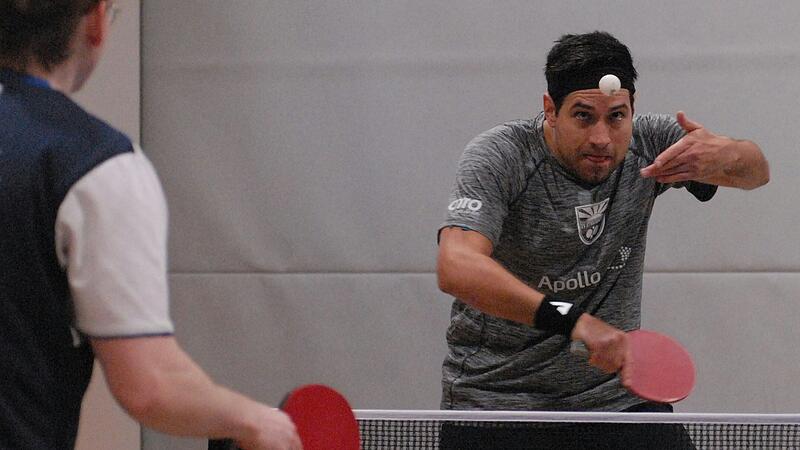 Christian Hotz (rechts) tritt sehr professionell auf und verleiht dem TV Etwashausen zus&auml;tzliche Qualit&auml;t auf dem Weg in die Tischtennis-Regionalliga. Hier serviert der 38-J&auml;hrige gegen Alexander-Aris Papoutsis vom TSV Schwabm&uuml;nchen, der dem Schweizer in drei S&auml;tzen unterlag.