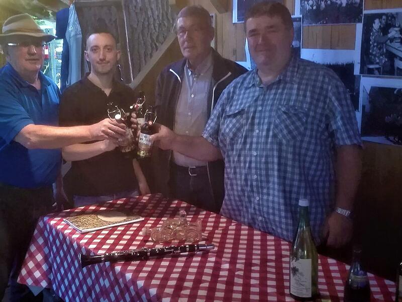 In Bügelflaschen stoßen Vertreter des Nackendorfer Kapellenvereins, der Höchstadter Kellerbrüder und der Warmersdorfer Kerwäsburschen auf die Nackendorfer Kirchweih an.