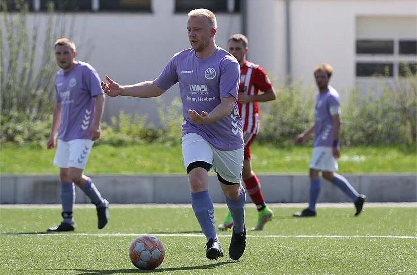 Julian Puff, Spielertrainer des VfR Schneckenlohe, treibt den Ball und seine Leute an. Julian Puff, Spielertrainer des VfR Schneckenlohe, treibt den Ball und seine Leute an.