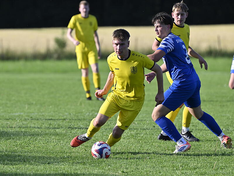 Der TSV Oberlauter (gelbe Trikots) siegte in Weidach mit 2:1.