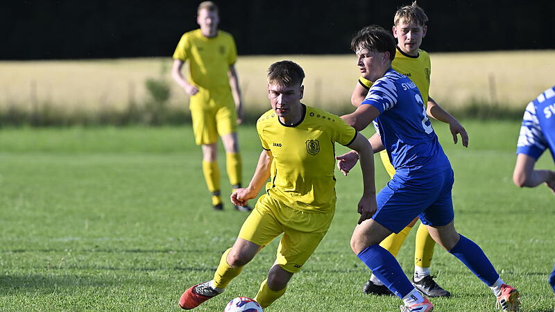 Der TSV Oberlauter (gelbe Trikots) siegte in Weidach mit 2:1.