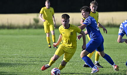 Der TSV Oberlauter (gelbe Trikots) siegte in Weidach mit 2:1.
