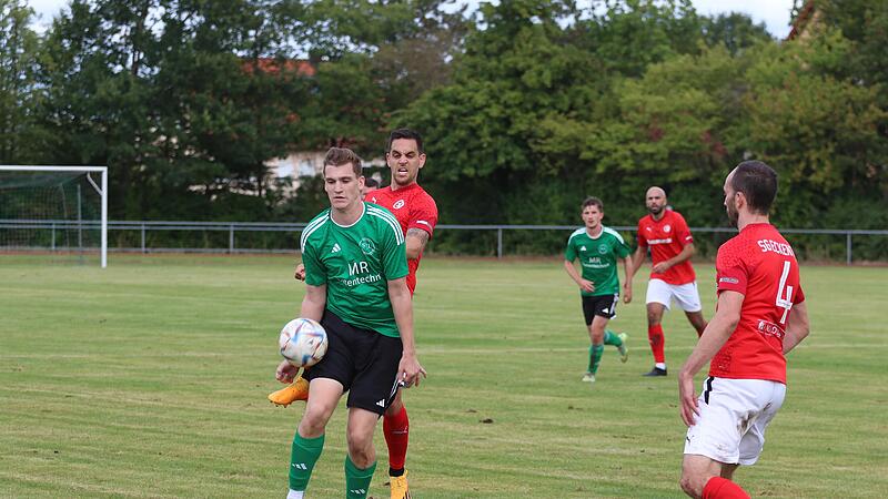 Langensendelbachs Florian Wagner kommt vor dem Eckentaler Trainer Andreas Liebel an den Ball.Forchheim & Fr&auml;nkische Schweiz