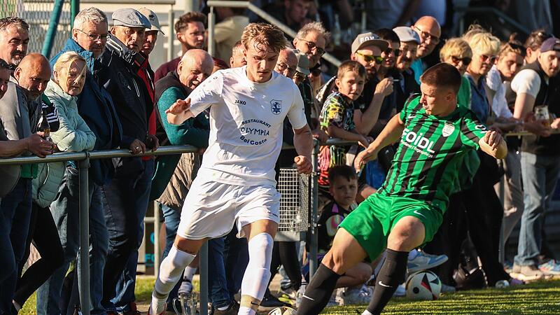 Unter genauer Beobachtung der Zuschauer geht der Neukenrother Fabian Gratzke (rechts) gegen Enrike Catalan Keck in den Zweikampf.