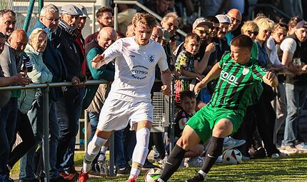 Unter genauer Beobachtung der Zuschauer geht der Neukenrother Fabian Gratzke (rechts) gegen Enrike Catalan Keck in den Zweikampf.